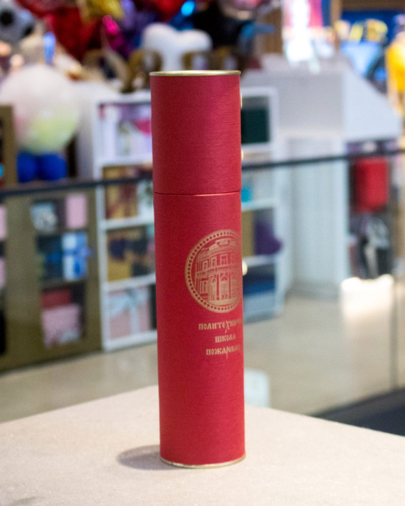 valjkaste tube, obložene reljefnim crvenim papirom u boji, ofset štampa zlatnom bojom