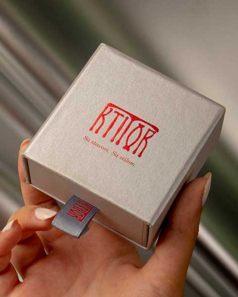 Ekskluzivna brendirana kutija na sedefastom papiru sa crvenim foliotiskom, na izvlačenje