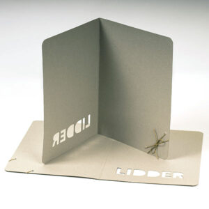 eko fascikla od sive lepenke 1mm sa jutanim kanapom i prosečenim logotipom. zaobljeni uglovi