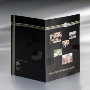 kartonski folderi sa dve klapne, ofset štampa, pun kolor - obostrano, mat plastifikacija, parcijalni UV lak