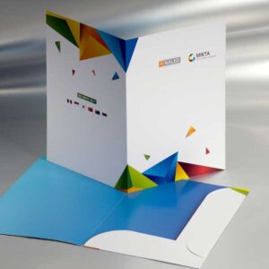 kartonski folderi sa dve klapne, ofset štampa, pun kolor + jedna boja unutra, mat plastifikacija