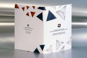 kartonski folderi sa dve klapne, ofset štampa, pun kolor, sjajna plastifikacija