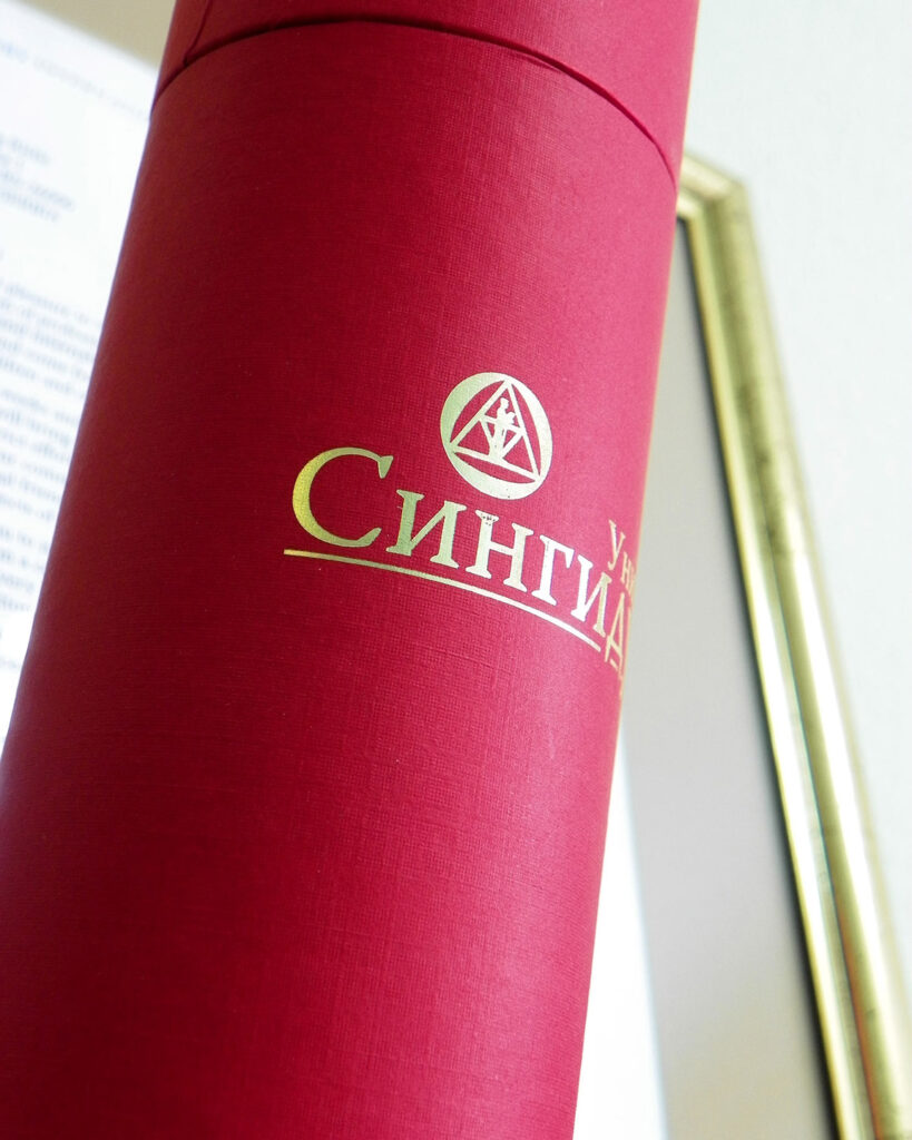 valjkaste tube, obložene reljefnim crvenim papirom u boji, ofset štampa, zlatotisak