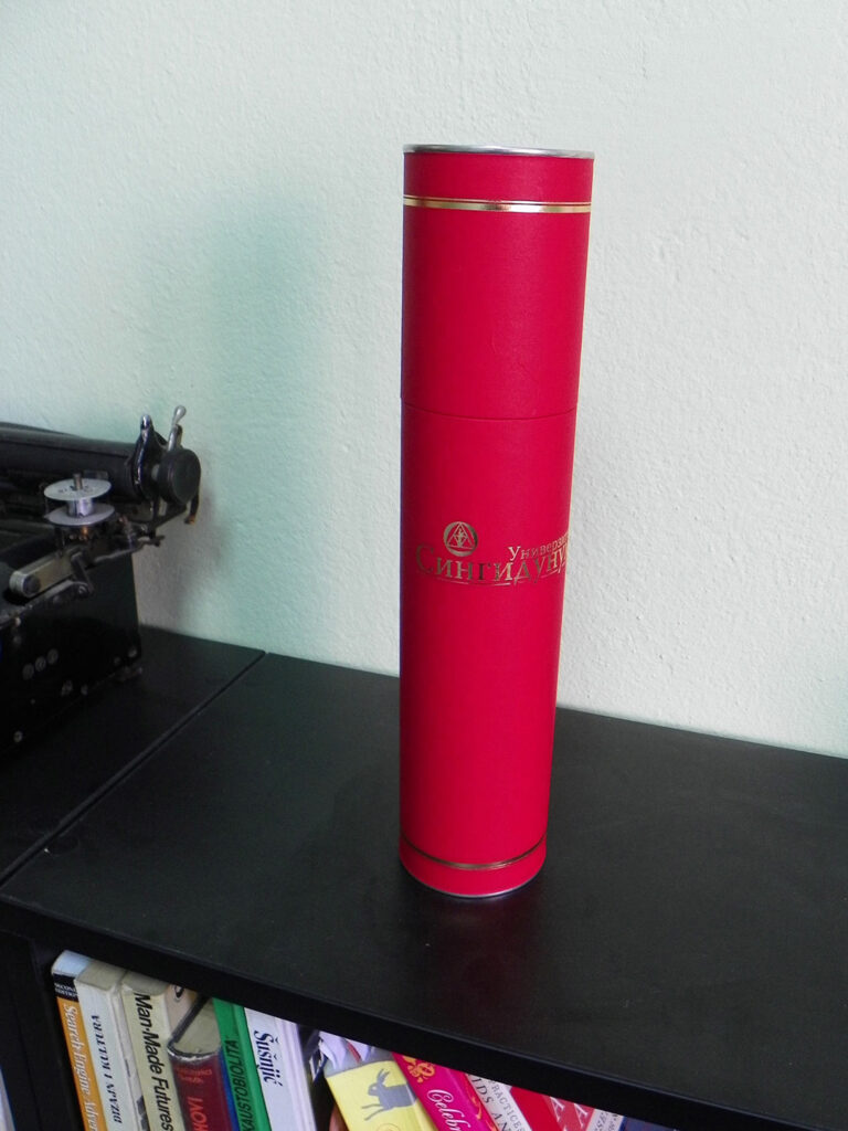 valjkaste tube, obložene reljefnim crvenim papirom u boji, ofset štampa, zlatotisak