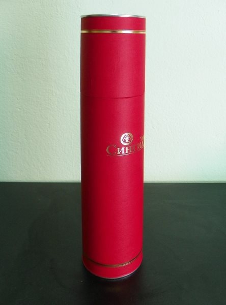 valjkaste tube, obložene reljefnim crvenim papirom u boji, ofset štampa, zlatotisak