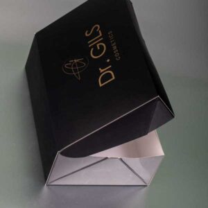Sklopiva kutija za kozmetiku, od GC1 kartona (dno i poklopac iz jednog dela), štampa u dve boje, mat plastifikacija