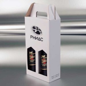 Kaširana kutija od mikrovala, za dve pivska flaše 033l, sa ručkom i prozorom, jedna boja, sjajna plastifikacija