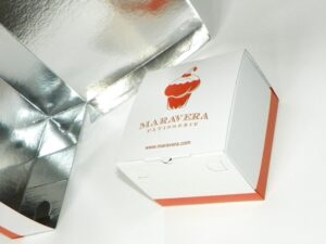 Sklopiva kutija za kolače, od GC1 kartona (dno i poklopac iz jednog dela), štampa u jednoj boji