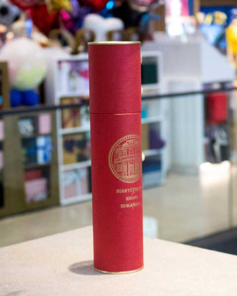 valjkaste tube, obložene reljefnim crvenim papirom u boji, ofset štampa zlatnom bojom