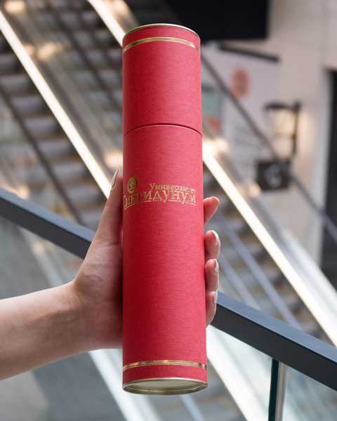 valjkaste tube, obložene reljefnim crvenim papirom u boji, ofset štampa